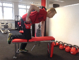 Kraft-Training mit Kurzhantel an der Trainingsbank
