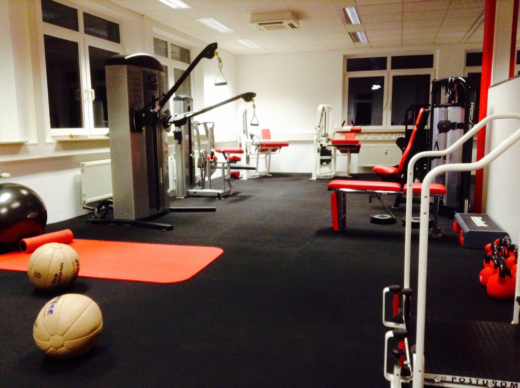 Trainingsfläche mit Geräten und Faszienrollen im roth training Studio