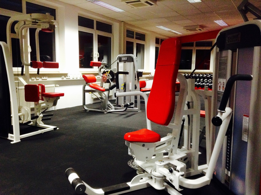 Krafttrainingsbereich mit medizinischen Trainingsgeräten